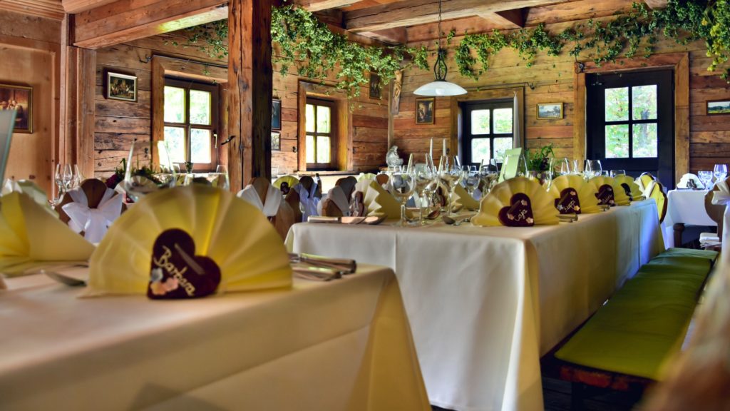 restaurant-de-nunta-rustic-sandra-grunewald-unsplash
